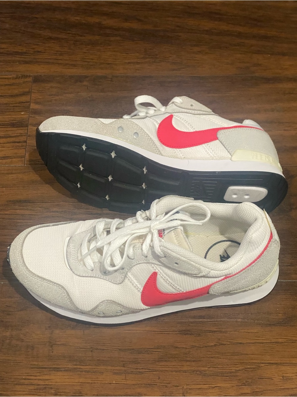 Nike Venture Runner Cream Sneakers with Bright Pink Swoosh and Black Outsole